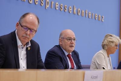 Stefan K?rzell, Mitglied des Gesch?ftsf?hrenden Bundesvorstands des Deutschen Gewerkschaftsbundes (DGB), Steffen Kampete-stock-foto