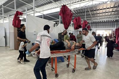 Palestinian casualties are brought to Al-Awda Hospital, following what the Gaza Health Ministry-stock-foto