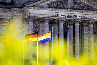 Regenbogenflagge auf dem Reichtagsgebaeude in Berlin, 17.05.2023. Berlin Deutschland *** Rainbow flag on the Reichtagsge-stock-photo