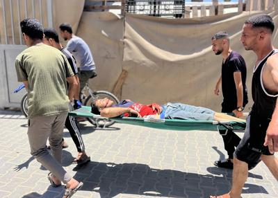 Palestinian casualties are brought to Al-Awda Hospital, following what the Gaza Health Ministry-stock-foto