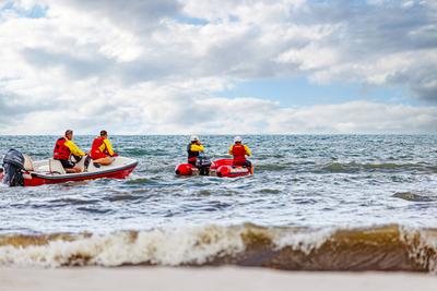 Baltic Sea Germany - August, 19, 2023: People with Red DLRG Lifeboat - Lifeguard exercise, Practice Baltic Sea Germany --stock-foto