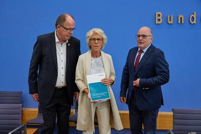 Mindestlohn soll in zwei Schritten auf 14,60 Euro pro Stunde steigen-stock-foto