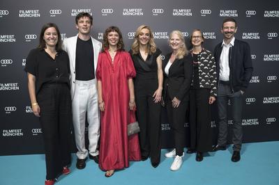Julia Weigl, Jannis Niew?hner, Lilja van der Zwaag, Inga Leschek, Gast, Gast, Oliver Berben-stock-photo