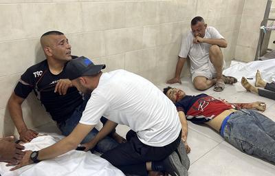 Palestinian casualties are brought to Al-Awda Hospital, following what the Gaza Health Ministry-stock-foto
