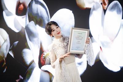SHANGHAI, CHINA - JUNE 27: Actress Andy Yang Zi poses for a photo with the Overseas Promotion Ambassador for Chinese TV-stock-foto