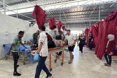 Palestinian casualties are brought to Al-Awda Hospital, following what the Gaza Health Ministry-stock-foto
