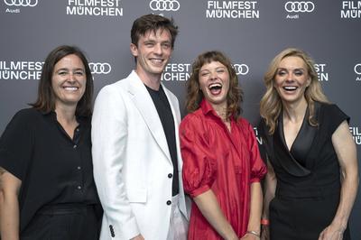 Julia Weigl, Jannis Niew?hner, Lilja van der Zwaag, Gast-stock-photo