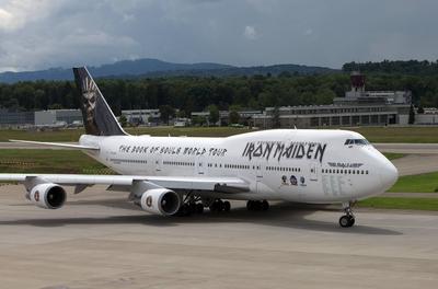 Iron Maiden -Boeing 747-400 Ed Force One mit der Kennung TF-AAK rollt auf dem Flughafen in Z?rich (ZRH). Vom 24. Februa-stock-foto