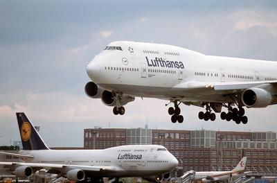 Boeing 747-400 Passagiermaschinen der Lufthansa auf dem Flughafen Frankfurt am Main-stock-foto