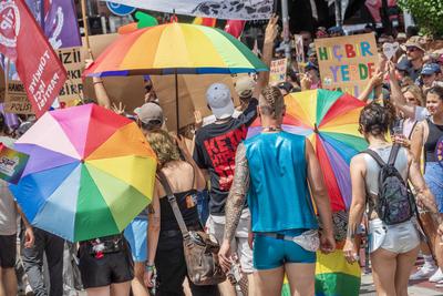 CSD 2025, gro?e Politparade, Teilnehmer mit Regenbogeschirmen in der Fraunhoferstra?e, M?nchen, 28. Juni 2025-stock-foto