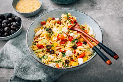 Homemade orzo pasta salad with feta Homemade orzo pasta salad with feta, olives, tomatoes Copyright: xZoonar.com/Ingridx-stock-photo