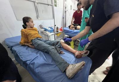 Palestinian casualties are brought to Al-Awda Hospital, following what the Gaza Health Ministry-stock-foto