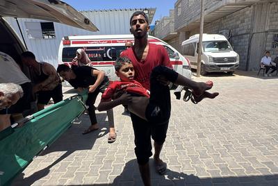 Palestinian casualties are brought to Al-Awda Hospital, following what the Gaza Health Ministry-stock-foto