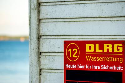 Sign of the DLRG on a beach near Timmendorfer Strand Close up of a sign of the DLRG on a beach near Timmendorfer Strand-stock-foto