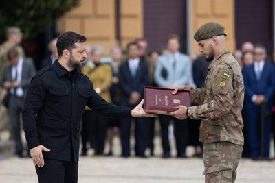 Ukrainian President, Volodymyr Zelenskyy, awards distinguished individuals the highest state awards-stock-foto