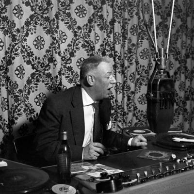 Der Sprecher und Radiomoderator von BFN in Hamburg Deutschland 1950er Jahre Radio speaker and pres-stock-foto