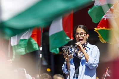 Demonstration Wien: " Gro?demo f?r Gaza: Die ?sterreichische Regierung muss jetzt handeln! " // Demonstration Vienna: "Mass Demonstration for Gaza: The Austrian Government Must Act Now!"-stock-photo