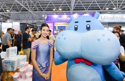 LINYI, CHINA - JUNE 27: Princess Norodom Jenna of the Cambodian Royal Family visits the fourth RCEP (Shandong) Import Ex-stock-foto