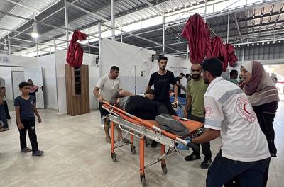 Palestinian casualties are brought to Al-Awda Hospital, following what the Gaza Health Ministry-stock-foto