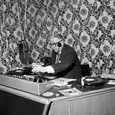 Der Sprecher und Radiomoderator von BFN in Hamburg Deutschland 1950er Jahre Radio speaker and pres-stock-foto