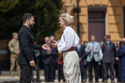 Ukrainian President, Volodymyr Zelenskyy, awards distinguished individuals the highest state awards-stock-foto