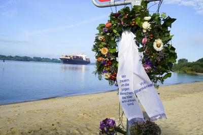 AKTUELL - Hamburg Blankenesse 24.08.2023 Blankeneser B?rger trauen um die Ertrunkenen am Elbstrand - Trauerkr?nze h?ngen an den Warn- und Rettungshinweisschildern 24.08.2023 Hamburg - Strandweg Blankenense Mehrere Menschen sterben beim Baden in der Elbe - Hamburg will Gefl?chtete besser waren  Anwohner gedenken mit Kr?nzen der verstorbenen Personen In diesem Jahr starben bereits mehrere Menschen beim Baden in der Elbe. Da vor allem Gefl?chtete unter den Opfern sind, hat die Sozialbeh?rde reagiert. In allen Unterk?nften und Erstaufnahmen wurden Flyer mit Warnungen vor dem Baden in Seen und der Elbe verteilt. An der Elbe wurden von der HPA an 48 Stellen Schilder aufgestellt, die vor den Gefahren warnen HH Deutschland *** current Hamburg Bl-stock-foto
