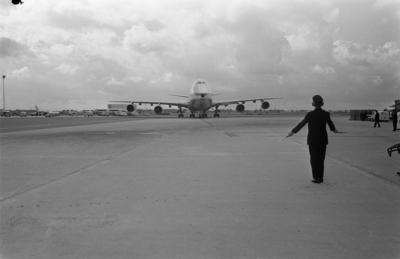 Anefo photo collection. First Jumbo Jet Boeing 747 from Pan am Landt at Schiphol. The Boeing 747 is conducted by a batsm-stock-foto