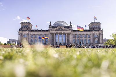 Regenbogenflagge auf dem Reichtagsgebaeude in Berlin, 17.05.2023. Berlin Deutschland *** Rainbow flag on the Reichtagsge-stock-photo