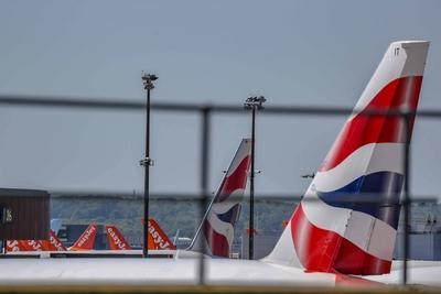A general view of a grounded fleet of Easy Jet and British Airways planes at the deserted Gatwick airport as British Ai-stock-foto