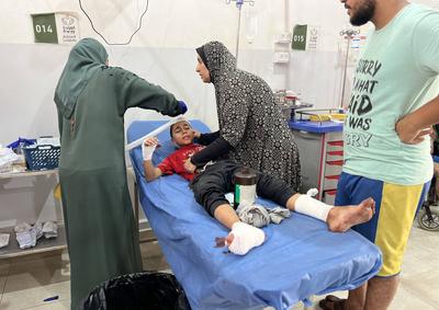 Palestinian casualties are brought to Al-Awda Hospital, following what the Gaza Health Ministry-stock-foto