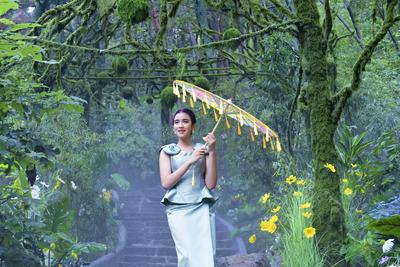 LINYI, CHINA - JUNE 28: Princess Norodom Jenna of the Cambodian Royal Family visits a scenic area during her visit to Li-stock-foto
