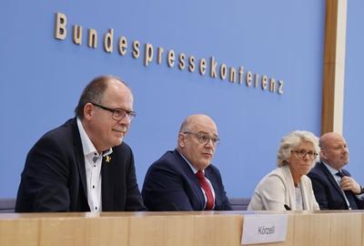 Stefan K?rzell, Mitglied des Gesch?ftsf?hrenden Bundesvorstands des Deutschen Gewerkschaftsbundes (DGB), Steffen Kampete-stock-foto