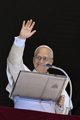 ITALY - POPE LEO XIV ADDRESSES THE CROWD FROM THE WINDOW OF THE APSOSTOLIC PALACE OVERLOOKING ST PETER'S SQUARE DURING THE ANGELUS PRAYER IN THE VATICAN  - 2025/6/29-stock-photo