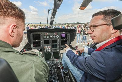 Zehntausende Besucher beim Tag der Bundeswehr in B?ckeburg-stock-foto