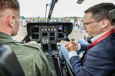 Zehntausende Besucher beim Tag der Bundeswehr in B?ckeburg-stock-foto