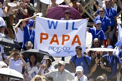 ITALY - POPE LEO XIV ADDRESSES THE CROWD FROM THE WINDOW OF THE APSOSTOLIC PALACE OVERLOOKING ST PETER'S SQUARE DURING THE ANGELUS PRAYER IN THE VATICAN  - 2025/6/29-stock-photo