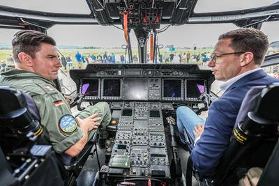 Zehntausende Besucher beim Tag der Bundeswehr in B?ckeburg-stock-foto