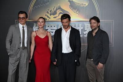 SHANGHAI, CHINA - JUNE 29: (L-R) English actor Rupert Friend, American actress and singer Scarlett Johansson, English ac-stock-foto