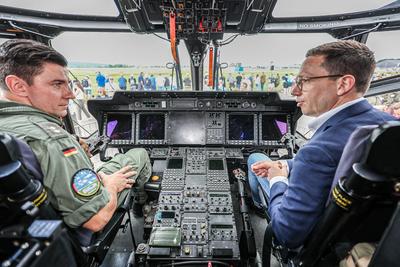 Zehntausende Besucher beim Tag der Bundeswehr in B?ckeburg-stock-foto
