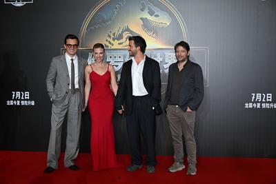 SHANGHAI, CHINA - JUNE 29: (L-R) English actor Rupert Friend, American actress and singer Scarlett Johansson, English ac-stock-foto