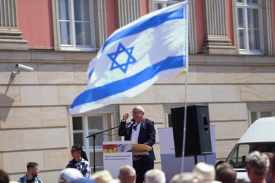 Pro-Israel  und Pro-Pal?stina Demonstrationen in Potsdam-stock-foto