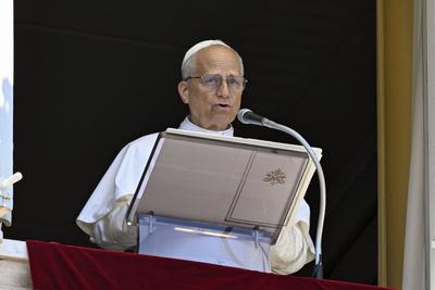 ITALY - POPE LEO XIV ADDRESSES THE CROWD FROM THE WINDOW OF THE APSOSTOLIC PALACE OVERLOOKING ST PETER'S SQUARE DURING THE ANGELUS PRAYER IN THE VATICAN  - 2025/6/29-stock-photo