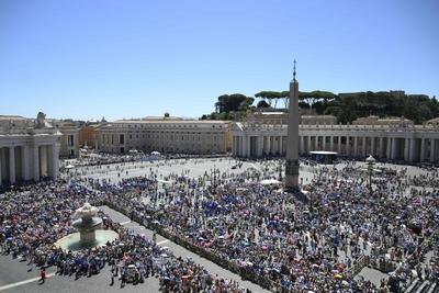 ITALY - POPE LEO XIV ADDRESSES THE CROWD FROM THE WINDOW OF THE APSOSTOLIC PALACE OVERLOOKING ST PETER'S SQUARE DURING THE ANGELUS PRAYER IN THE VATICAN  - 2025/6/29-stock-photo