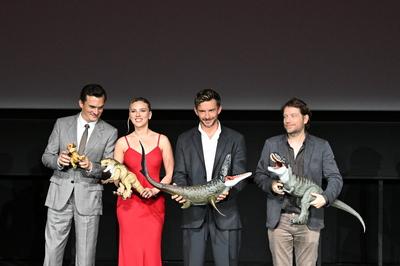 Entertainment Bilder des Tages SHANGHAI, CHINA - JUNE 29: (L-R) English actor Rupert Friend, American actress and singer-stock-foto