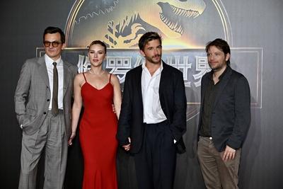 SHANGHAI, CHINA - JUNE 29: (L-R) English actor Rupert Friend, American actress and singer Scarlett Johansson, English ac-stock-foto