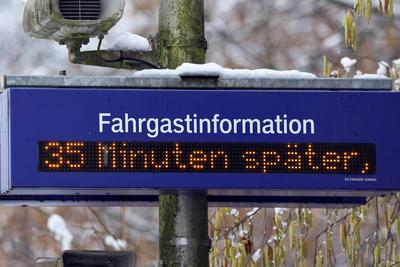 Versp?tung bei der Bahn Systeme zur Fahrgastinformation zeigen einen Hinweis auf 35 Minuten Versp?tung Essen Nordrhein-W-stock-foto