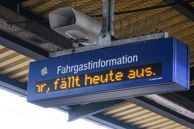 D?sseldorf 25.01.2024 Fahrgastinformation Bahnsteig f?llt aus Versp?tung Zugversp?tung Zugversp?tungen Zugausfall Zugaus-stock-foto