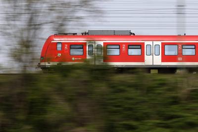 Eine S-Bahn der DB f?hrt auf einem Bahmdamm. Das 49-Euro-Ticket wird zum 1. Mai 2023 eingef?hrt, die deutschlandweit g?l-stock-foto