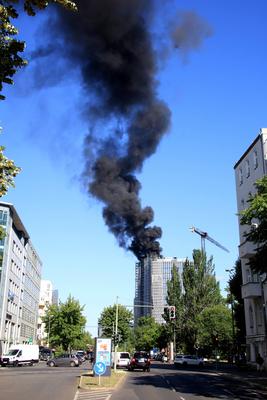DEU, Hochhausneubau, brennt,-stock-foto