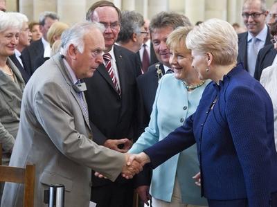 Die Litauische Staatspraesidentin Dalia Grybauskaite r und Bundeskanzlerin Angela Merkel 2 v r-stock-foto
